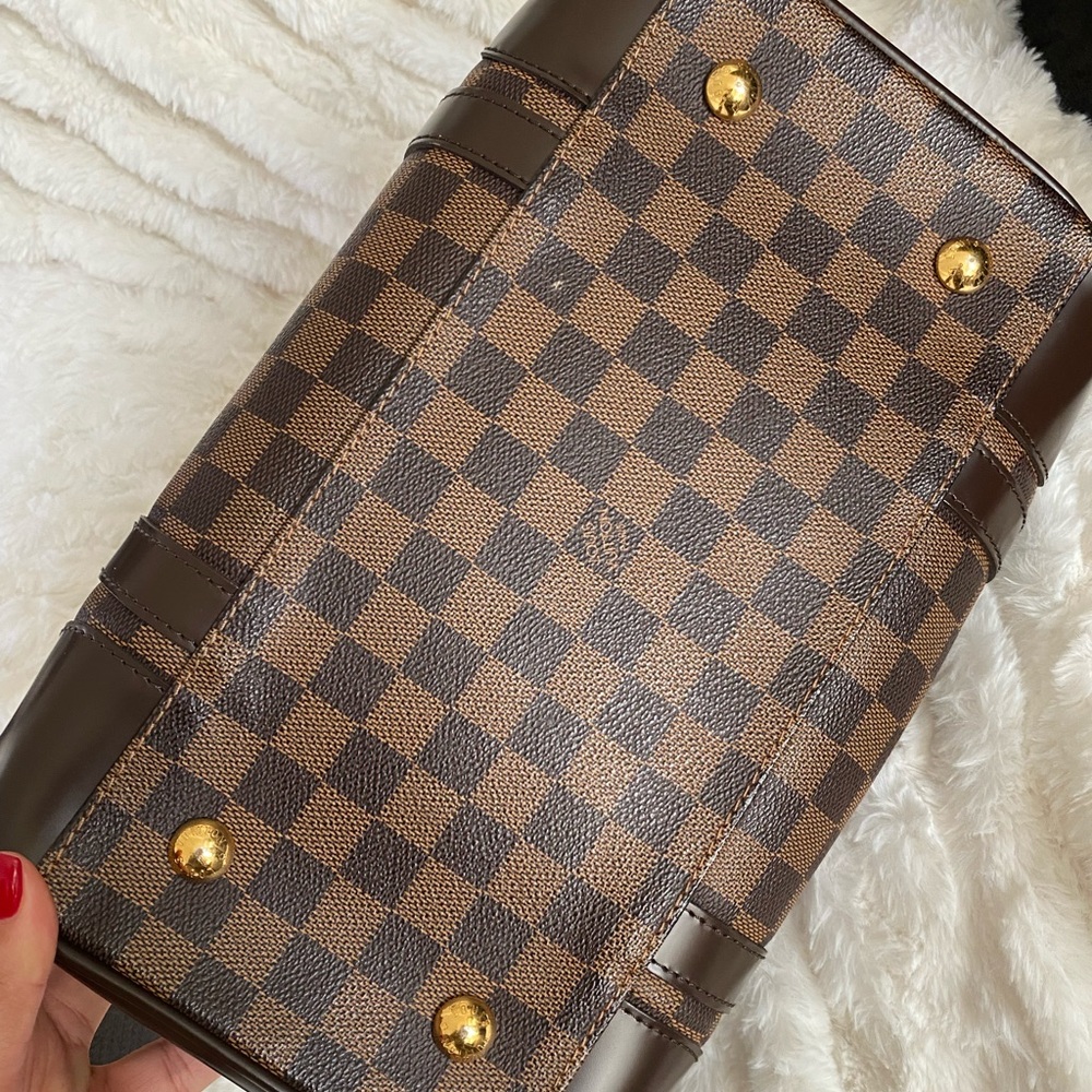 Discontinued Louis Vuitton Damier Ebene Berkeley Bag 
— a timeless classic - Picture 7 of 13